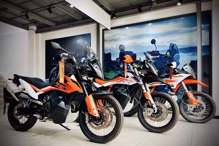 Tuy nhiên, đây là lần giảm giá sâu chưa từng thấy của KTM kể từ khi hãng xe này thuộc quyền phân phối của AI Naboodah. Một số tư vấn bán hàng cho biết, thực chất lần ưu đãi sâu này chỉ để “dọn kho” những mẫu xe sản xuất từ năm 2023, chứ không liên quan đến việc khủng hoảng của KTM tại Châu Âu.