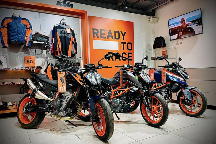 Hiện tại, chương trình ưu đãi trên đã kết thúc tuy nhiên, dòng xe KTM Duke 890 R vẫn đang được đại lý ưu đãi lên đến 120 triệu đồng. Giá xe sau ưu đãi chỉ còn 399 triệu đồng. KTM là dòng xe Châu Âu, luôn có giá bán khá cao tại Việt Nam.