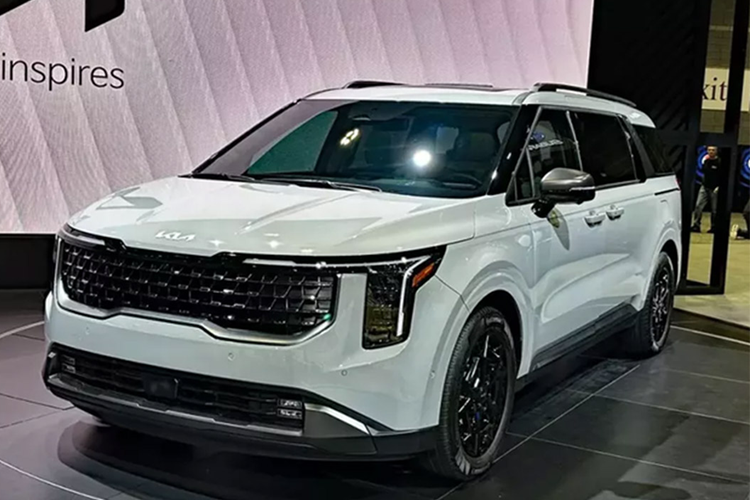 Khu vực phía sau xe cũng có thiết kế mới với cụm đèn hậu đặt dọc, nối với nhau bằng dải đèn thanh mảnh, nằm vắt ngang đuôi xe. Tham khảo tại thị trường Hàn Quốc, Carnival 2025 được trang bị màn hình giải trí trung tâm và bảng đồng hồ kỹ thuật số có cùng kích thước 12,3 inch nối liền với nhau, tạo thành cụm màn hình kép.