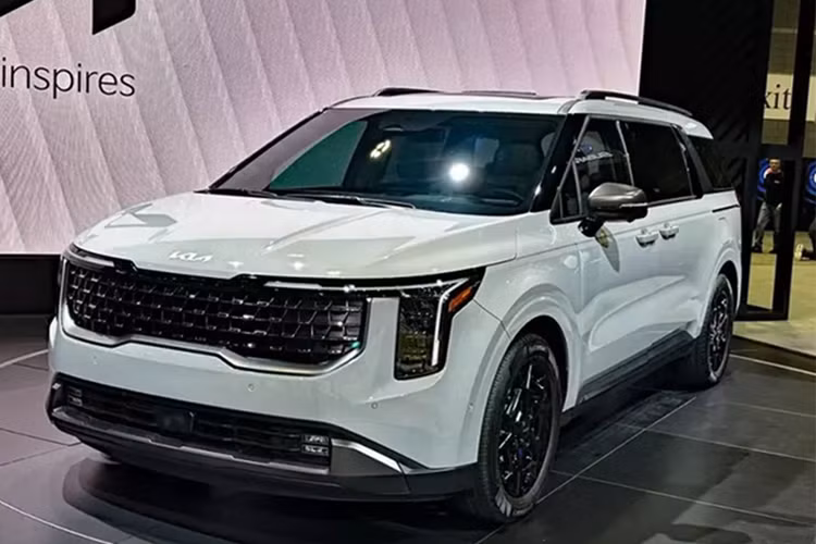 Khu vực phía sau xe cũng có thiết kế mới với cụm đèn hậu đặt dọc, nối với nhau bằng dải đèn thanh mảnh, nằm vắt ngang đuôi xe. Tham khảo tại thị trường Hàn Quốc, Carnival 2025 được trang bị màn hình giải trí trung tâm và bảng đồng hồ kỹ thuật số có cùng kích thước 12,3 inch nối liền với nhau, tạo thành cụm màn hình kép.