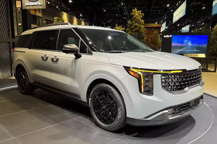 Ngoài ra, xe cũng có tính năng hiển thị thông tin trên kính lái (HUD). Khu vực cần số cũng được tái thiết kế với cần số dạng núm xoay. Một số trang bị đáng chú ý khác bao gồm camera hành trình, chìa khóa thông minh và gương chiếu hậu kỹ thuật số.