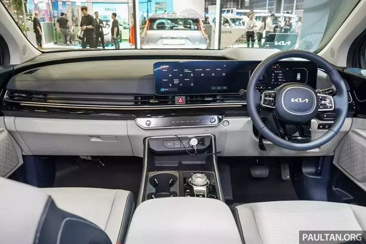 Ở phiên bản nâng cấp, mẫu xe MPV Kia Carnival 2025 sở hữu ngoại hình trẻ trung và độc đáo hơn nhờ được áp dụng ngôn ngữ thiết kế mới của thương hiệu. Phần đầu xe gây ấn tượng với cụm đèn pha mới đặt dọc, kết hợp dải đèn LED ban ngày hình chữ T cách điệu.