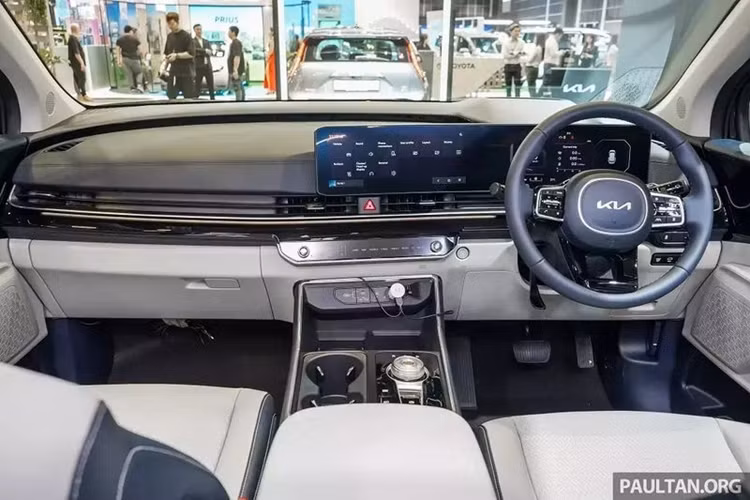 Ở phiên bản nâng cấp, mẫu xe MPV Kia Carnival 2025 sở hữu ngoại hình trẻ trung và độc đáo hơn nhờ được áp dụng ngôn ngữ thiết kế mới của thương hiệu. Phần đầu xe gây ấn tượng với cụm đèn pha mới đặt dọc, kết hợp dải đèn LED ban ngày hình chữ T cách điệu.