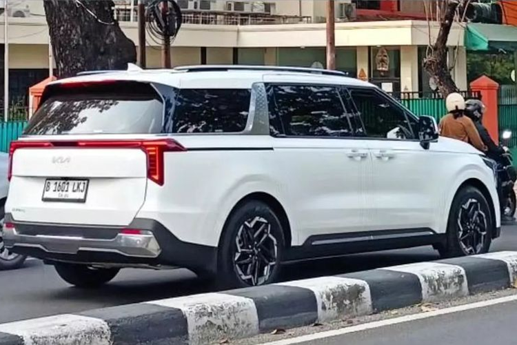 Chi tiết này gợi liên tưởng đến một số mẫu xe Kia mới ra mắt gần đây như EV9 hay Sorento 2024. Mặt ca-lăng vẫn có kiểu dáng hình mũi hổ đặc trưng, họa tiết dạng nan ngang hoặc mắt cáo tùy từng phiên bản.