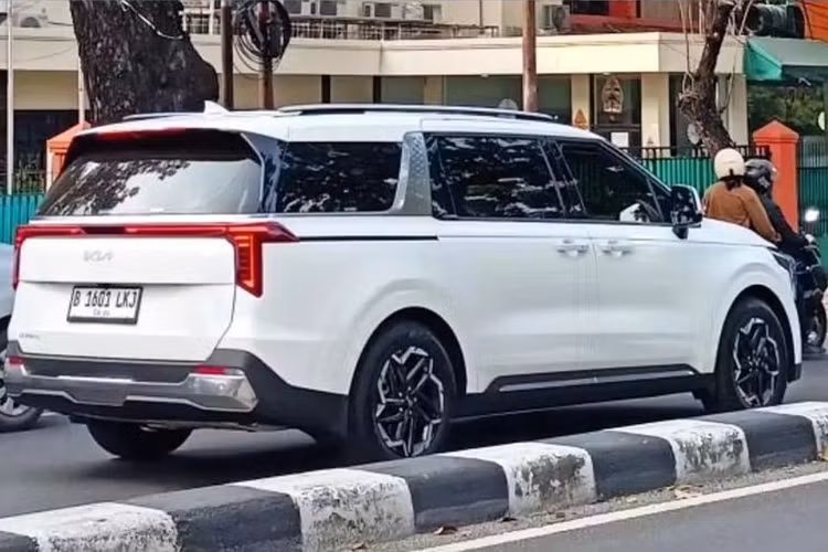 Chi tiết này gợi liên tưởng đến một số mẫu xe Kia mới ra mắt gần đây như EV9 hay Sorento 2024. Mặt ca-lăng vẫn có kiểu dáng hình mũi hổ đặc trưng, họa tiết dạng nan ngang hoặc mắt cáo tùy từng phiên bản.