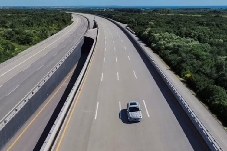 Kết quả vô cùng bất ngờ, chiếc sedan Mercedes-Benz CLA EV chạy điện này đã hoàn thành quãng đường lên đến 3.716 km trong vòng 24 giờ, vượt qua kỷ lục 3.425 km do Porsche Taycan thiết lập năm 2019. Chiếc Mercedes-Benz CLA EV lập kỷ lục là phiên bản dẫn động cầu sau.