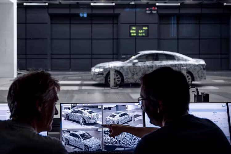 Quá trình thử thách này có sự tham gia của 6 tay lái và 2 chiếc CLA EV. Mỗi tay lái đã cầm vô-lăng trong 8 giờ. Bên cạnh đó, trong suốt hành trình, đội ngũ kĩ sư của Mercedes-Benz cũng liên tục theo dõi điều thời tiết để điều chỉnh chiến lược sạc cho phù hợp.