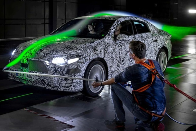 Tốc độ trung bình Mercedes-Benz CLA EV điện mới đạt được là 155 km/h (đã bao gồm thời gian dừng sạc). Tốc độ tối đa trong quá trình này là 209 km/h. Chiếc xe tham gia thử nghiệm này được cho là gần nhất với phiên bản thương mại sắp ra mắt.