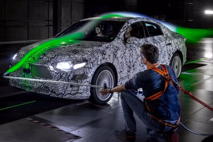 Tốc độ trung bình Mercedes-Benz CLA EV điện mới đạt được là 155 km/h (đã bao gồm thời gian dừng sạc). Tốc độ tối đa trong quá trình này là 209 km/h. Chiếc xe tham gia thử nghiệm này được cho là gần nhất với phiên bản thương mại sắp ra mắt.