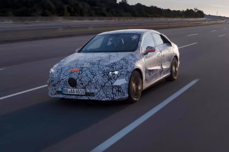 Xe chỉ mất khoảng 10 phút để sạc từ 10% - 50% và sau đó di chuyển thêm được quãng đường 300 km. Tổng thời gian dừng sạc của nguyên mẫu Mercedes-Benz CLA EV trong lần thử nghiệm này là 6 giờ 40 phút.