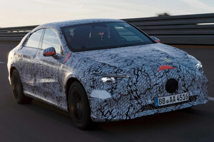 Theo đó, Mercedes-Benz đã đưa hai nguyên mẫu CLA EV vào thử nghiệm trên đường đua tốc độ cao Nardo nổi tiếng ở miền nam nước Ý để kiểm chứng về phạm vi di chuyển cũng như hiệu suất năng lượng của xe có đúng như công bố hay không.