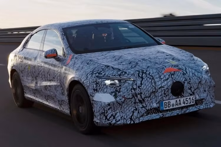 Theo đó, Mercedes-Benz đã đưa hai nguyên mẫu CLA EV vào thử nghiệm trên đường đua tốc độ cao Nardo nổi tiếng ở miền nam nước Ý để kiểm chứng về phạm vi di chuyển cũng như hiệu suất năng lượng của xe có đúng như công bố hay không.