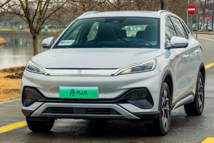 Những trang bị còn lại của BYD Atto 3 Standard Range 2024 không có gì khác đời cũ như hệ thống đèn LED từ trước ra sau, đèn pha tự động, đèn chờ dẫn đường, baga nóc, gương chiếu hậu chỉnh điện/gập điện/sấy kính, cửa cốp đóng/mở điện, ghế bọc da tổng hợp, vô lăng tích hợp phím chức năng