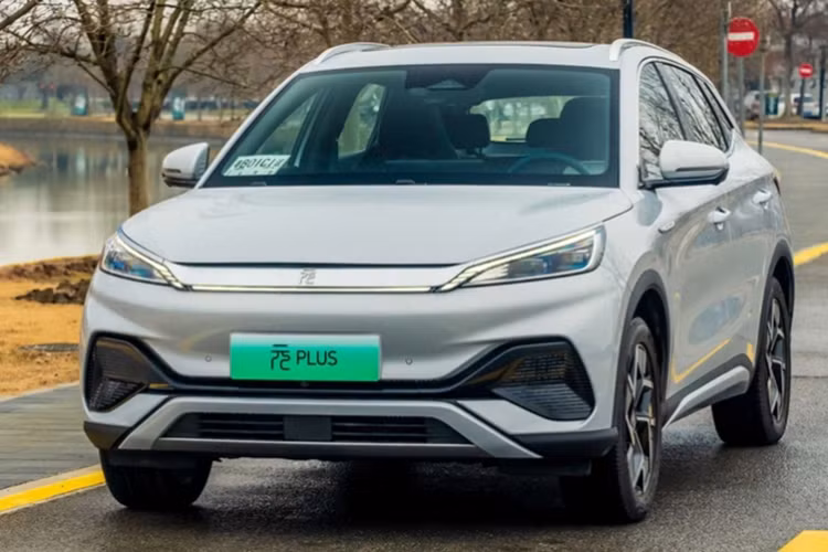 Những trang bị còn lại của BYD Atto 3 Standard Range 2024 không có gì khác đời cũ như hệ thống đèn LED từ trước ra sau, đèn pha tự động, đèn chờ dẫn đường, baga nóc, gương chiếu hậu chỉnh điện/gập điện/sấy kính, cửa cốp đóng/mở điện, ghế bọc da tổng hợp, vô lăng tích hợp phím chức năng