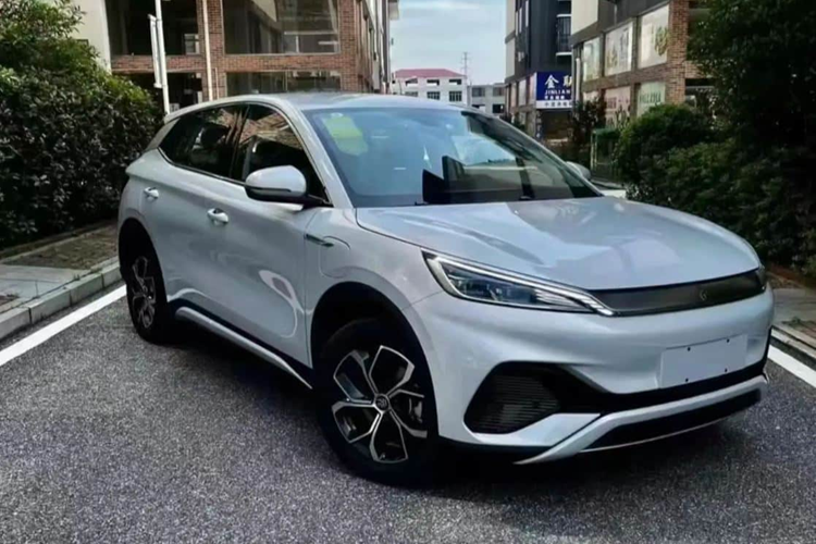 Bảng đồng hồ kỹ thuật số 5 inch, ghế lái chỉnh điện 6 hướng, ghế phụ lái chỉnh điện 4 hướng, hệ thống âm thanh 8 loa, kết nối Apple CarPlay/Android Auto, điều khiển bằng giọng nói tiếng Anh, cổng USB Type A/Type C, đèn viền trang trí nội thất, điều hòa tự động và lọc bụi mịn PM2.5.