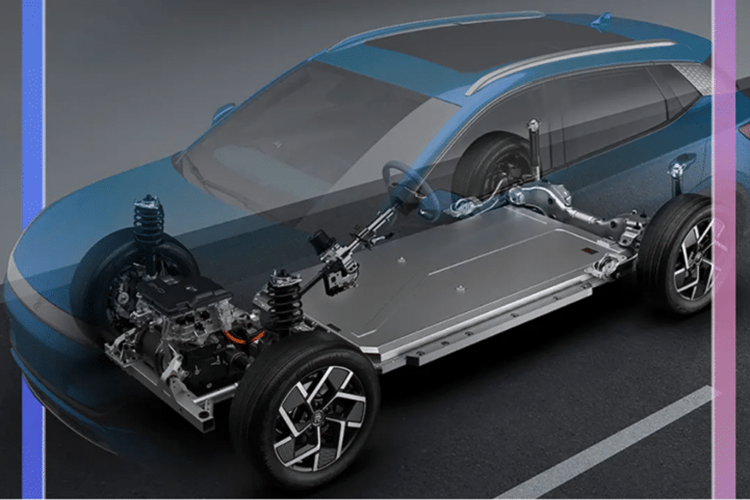 Trang bị an toàn của BYD Atto 3 Standard Range 2024 cũng khá đầy đủ với 7 túi khí, hệ thống cảnh báo áp suất lốp, camera 360 độ, 2 cảm biến trước, 4 cảm biến sau, hệ thống kiểm soát hành trình thích ứng, phanh khẩn cấp tự động, cảnh báo va chạm phía trước/sau, cảnh báo điểm mù