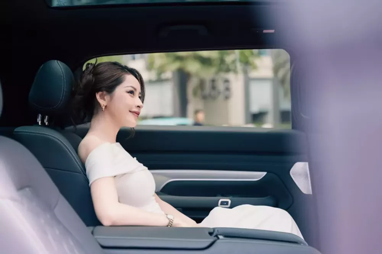 Xe cũng được tích hợp hệ thống trợ lái nâng cao (ADAS) với một số tính năng cấp độ 2, bộ ứng dụng tiện ích và giải trí thông minh (Smart Services) liên tục được cập nhật.