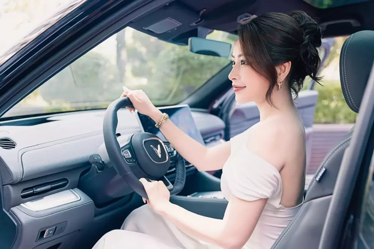 Hiện chưa rõ Chi Pu mua Vinfast VF9 điện phiên bản nào, chỉ biết rằng, VinFast VF9 bán ra tại Việt Nam có 2 phiên bản là Eco và Plus với mức giá tương ứng 1,49 tỷ đồng và 1,68 tỷ đồng.