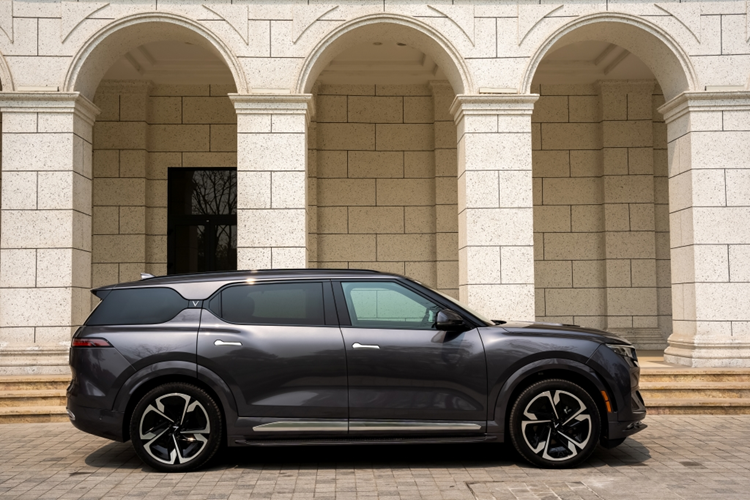 Về sức mạnh, SUV điện VinFast VF9 được trang bị mô tơ điện có công suất tối đa lên tới 402 mã lực và mô-men xoắn cực đại 620 Nm. Bộ pin 92 kWh giúp xe có khả năng di chuyển tới 438 km sau mỗi lần sạc đầy đối với phiên bản Eco và 423 km đối với phiên bản Plus, theo tiêu chuẩn WLTP.