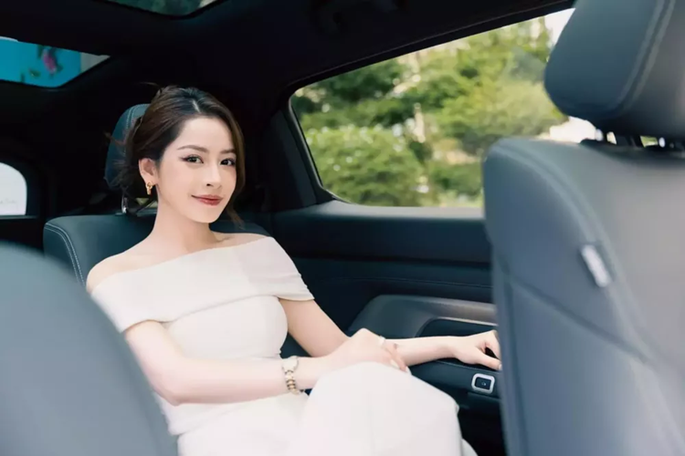 Ở bản cao cấp nhất xe sẽ được trang bị cửa sổ trời toàn cảnh, màn hình giải trí trung tâm 15,6 inch, 2 ghế trước tích hợp massage, thông gió và sưởi, màn hình giải trí 8 inch cho hàng ghế thứ hai, màn hình hiển thị HUD trên kính lái và gương chiếu hậu ngoài xe chống chói tự động.