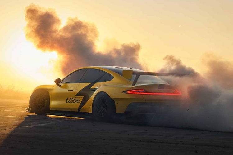 Các chi tiết khí động học trên giúp SU7 Ultra tạo ra lực ép 2.145 kg xuống mặt đường, nhờ đó mà xe luôn giữ được sự ổn định ngay cả khi chạy ở dải tốc độ cao. Trong khi đó, với phần thân vỏ được làm từ sợi carbon, mẫu xe điện hiệu suất cao của Xiaomi có khối lượng riêng chỉ 1.900 kg, nhẹ hơn tới 400 kg so với Tesla Model S Plaid.