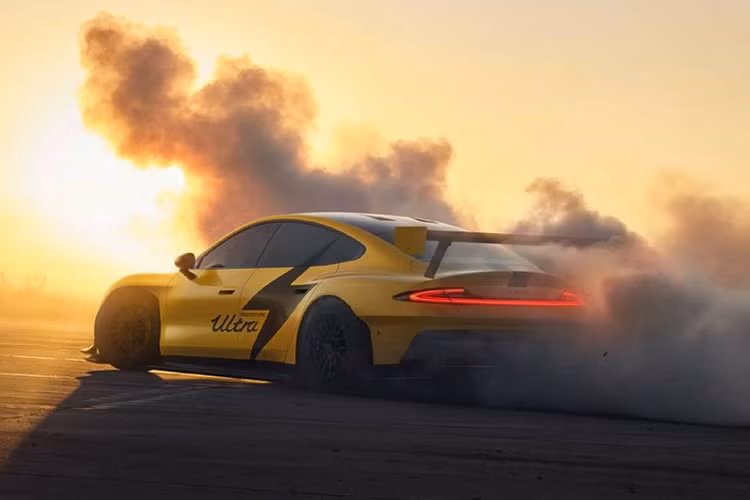 Các chi tiết khí động học trên giúp SU7 Ultra tạo ra lực ép 2.145 kg xuống mặt đường, nhờ đó mà xe luôn giữ được sự ổn định ngay cả khi chạy ở dải tốc độ cao. Trong khi đó, với phần thân vỏ được làm từ sợi carbon, mẫu xe điện hiệu suất cao của Xiaomi có khối lượng riêng chỉ 1.900 kg, nhẹ hơn tới 400 kg so với Tesla Model S Plaid.