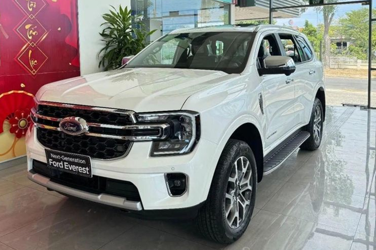 Lô xe Ford Everest VIN 2024 mới (sản xuất trong năm 2024) đã được vận chuyển về các đại lý và chuẩn bị bàn giao tới tay khách hàng. Theo thông tin từ đại lý, lô xe mới có một số thay đổi so với phiên bản sản xuất năm 2023.