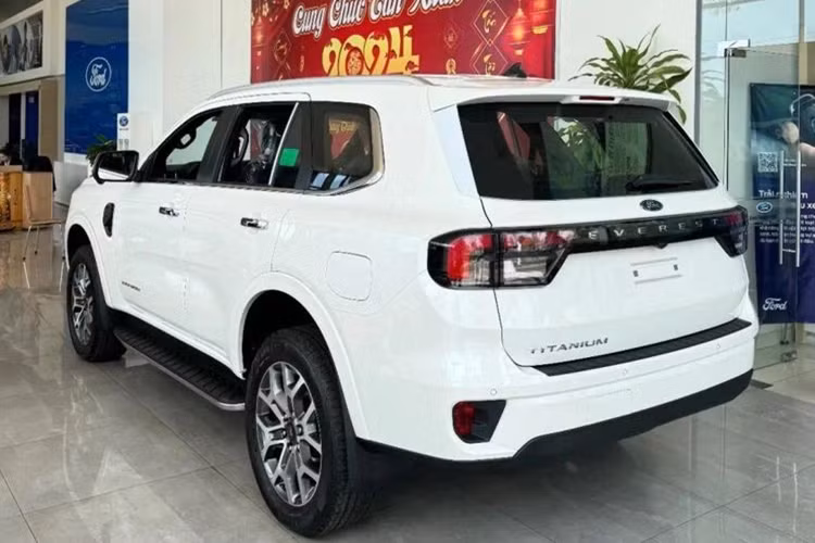 Ford Everest 2024 tại Việt Nam được bổ sung tính năng mới là điều chỉnh đèn theo vùng (Zone Lighting). Tính năng này cho phép người dùng điều khiển việc bật/tắt các loại đèn như đèn chiếu sáng, đèn gương… thông qua màn hình giải trí tích hợp.