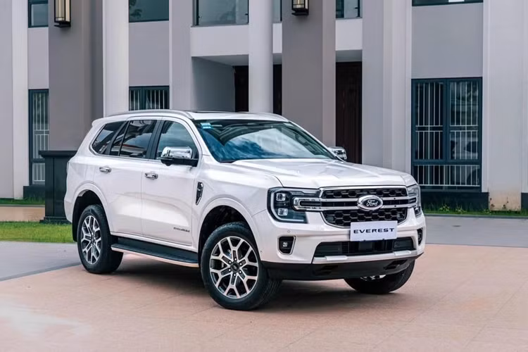 Theo thông tin từ tư vấn viên bán hàng, Ford Everest gặp khó khăn về nguồn cung sản phẩm. Hiện tại, lô xe VIN 2024 vẫn được bán đúng giá niêm yết. Tuy nhiên, trong thời gian tới, mẫu SUV cỡ D này có thể bị bán kênh giá nếu nhu cầu tiếp tục gia tăng.
