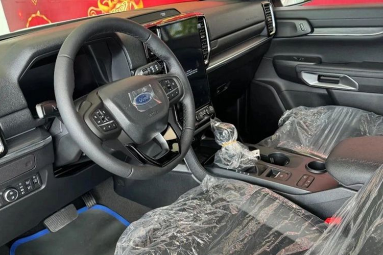 Cụ thể, mẫu xe SUV Ford Everest 2024 không còn logo Turbo hoặc Bi-Turbo ở cạnh bên, logo 4x4 ở cốp sau và tháo bỏ lớp lót cao su trong khay đựng cốc, cắt giảm thanh chống cũng như nắp đậy cho hộp dụng cụ sau cốp xe. Ford Everest bản Titanium và Titanium+ lược bỏ tính năng đá cốp.