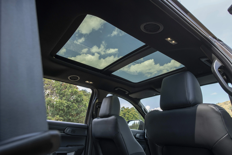 Everest phiên bản Platinum và Wildtrak được trang bị động cơ dầu 2.0L Bi-Turbo đi kèm hộp số tự động 10 cấp trên phiên bản cao cấp nhất cho công suất tối đa 210 mã lực và 500 Nm mô-men xoắn với hệ dẫn động 4 bánh bán thời gian.