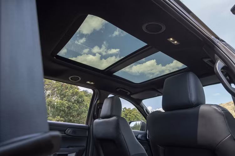 Everest phiên bản Platinum và Wildtrak được trang bị động cơ dầu 2.0L Bi-Turbo đi kèm hộp số tự động 10 cấp trên phiên bản cao cấp nhất cho công suất tối đa 210 mã lực và 500 Nm mô-men xoắn với hệ dẫn động 4 bánh bán thời gian.