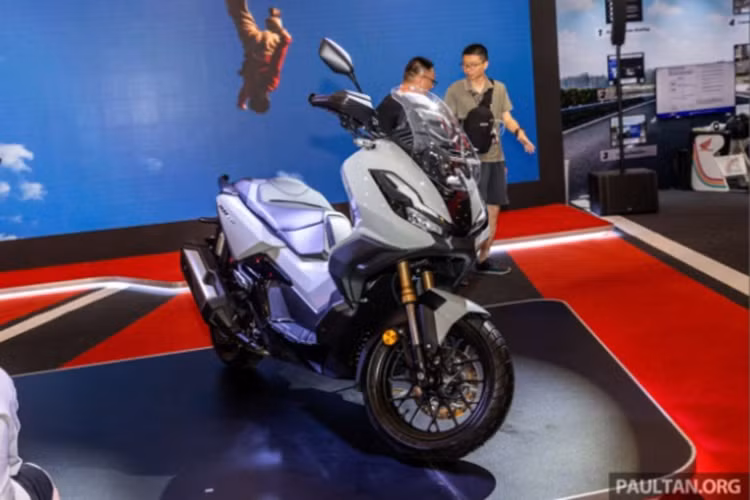  Honda ADV 350 2024 mới được phân phối với 3 tuỳ chọn màu sắc bao gồm: Mat Gun Powder Black metallic, Pearl Smoky Grey và Mat Candy Tulip Red. Người mua Honda ADV 350 sẽ được bảo hành hai năm hoặc 20.000 km đối với các lỗi sản xuất.