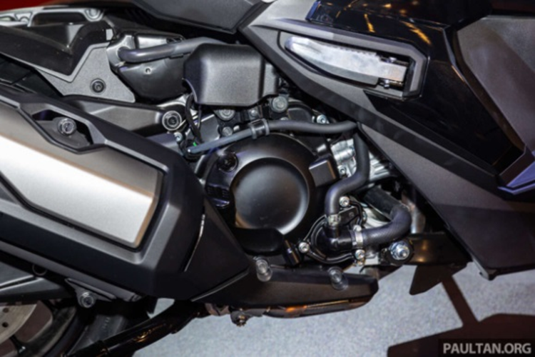 Xe được trang bị bộ mâm có kích thước 15 inch ở phía trước và 14 inch ở phía sau, bọc lốp cao su 120/70 trước và 140/70 sau. Bộ mâm đi cùng hệ thống phanh ABS hai kênh và kiểm soát lực kéo hai chế độ (có chế độ tắt).