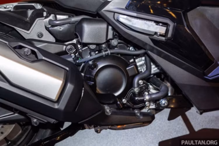 Xe được trang bị bộ mâm có kích thước 15 inch ở phía trước và 14 inch ở phía sau, bọc lốp cao su 120/70 trước và 140/70 sau. Bộ mâm đi cùng hệ thống phanh ABS hai kênh và kiểm soát lực kéo hai chế độ (có chế độ tắt).