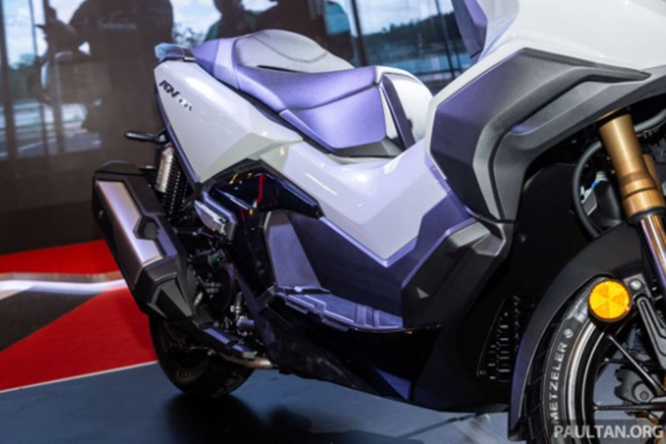 Cung cấp sức mạnh cho Honda ADV 350 2024 là khối động cơ eSP+ với dung tích 329,6cc làm mát bằng dung dịch. Động cơ này sản sinh ra công suất 28,9 mã lực tại 7.500 vòng/phút và mô-men xoắn cực đại 31,9 Nm tại 5.250 vòng/phút.