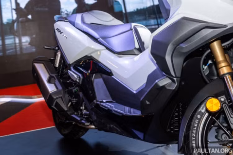 Cung cấp sức mạnh cho Honda ADV 350 2024 là khối động cơ eSP+ với dung tích 329,6cc làm mát bằng dung dịch. Động cơ này sản sinh ra công suất 28,9 mã lực tại 7.500 vòng/phút và mô-men xoắn cực đại 31,9 Nm tại 5.250 vòng/phút.