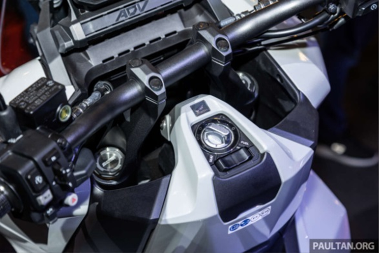 Bên cạnh đó, xe cũng được tích hợp chức năng kết nối với smartphone thông qua bluetooth để nắm được các thông báo từ điện thoại trên cụm đồng hồ, ngược lại người sử dụng cũng có thể kiểm soát tình trạng xe tốt hơn thông qua ứng dụng trên điện thoại.