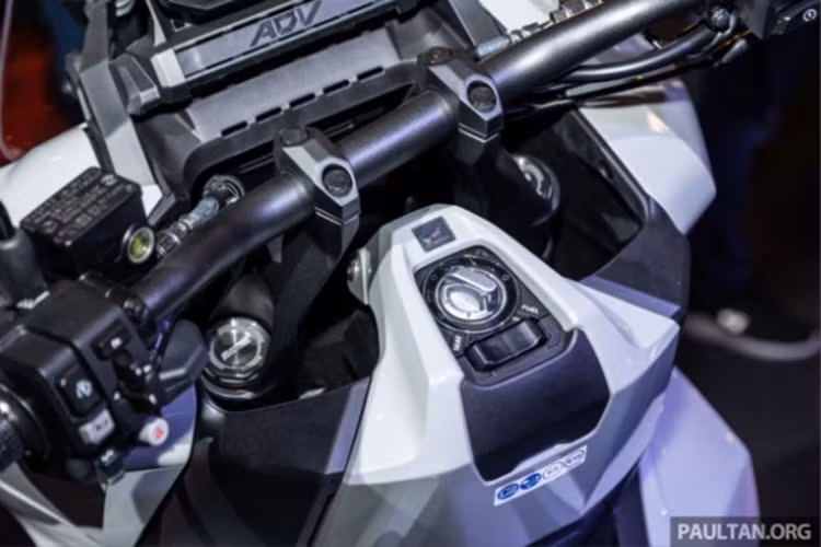 Bên cạnh đó, xe cũng được tích hợp chức năng kết nối với smartphone thông qua bluetooth để nắm được các thông báo từ điện thoại trên cụm đồng hồ, ngược lại người sử dụng cũng có thể kiểm soát tình trạng xe tốt hơn thông qua ứng dụng trên điện thoại.