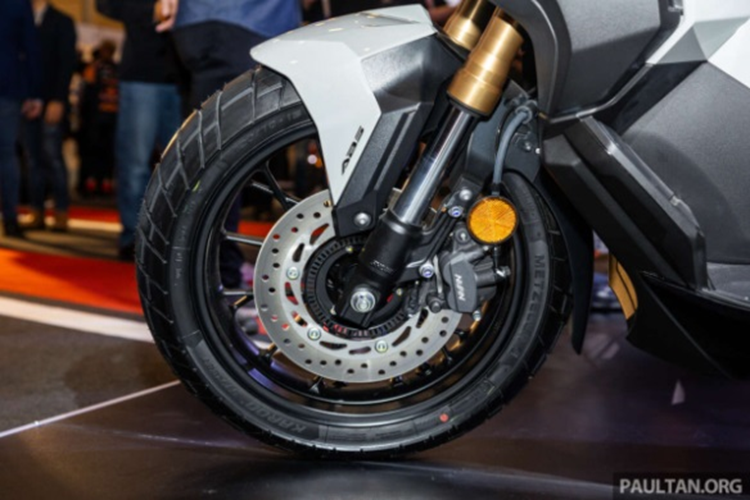 Là mẫu xe thế hệ mới, ADV 350 2024 không thể thiếu chìa khóa thông minh smartkey hiện đại, kèm theo đó là hốc chứa đồ ở đầu xe có kèm cổng sạc USB tiện dụng. ADV350 2024 còn được trang bị cốp chứa đồ tới 48 lít đặt dưới yên thoải mái cho nhu cầu chứa đồ dùng của người sử dụng.