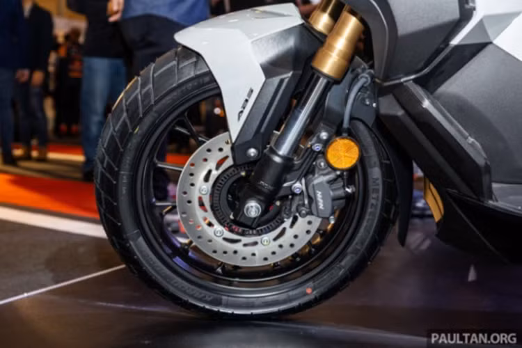 Là mẫu xe thế hệ mới, ADV 350 2024 không thể thiếu chìa khóa thông minh smartkey hiện đại, kèm theo đó là hốc chứa đồ ở đầu xe có kèm cổng sạc USB tiện dụng. ADV350 2024 còn được trang bị cốp chứa đồ tới 48 lít đặt dưới yên thoải mái cho nhu cầu chứa đồ dùng của người sử dụng.