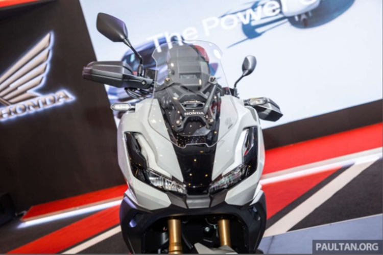 Mẫu xe ga Honda ADV 350 sở hữu ngoại hình đồ sộ, hầm hố, là sự kết hợp giữa kiểu dáng của Honda X-ADV 750 và Honda ADV 160. Mẫu tay ga mới nhà Honda được trang bị cụm đèn pha LED với khả năng chiếu sáng tốt và đảm bảo độ bền cho sản phẩm trong quá trình sử dụng.