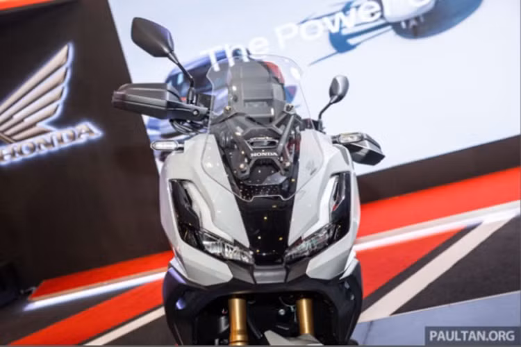 Mẫu xe ga Honda ADV 350 sở hữu ngoại hình đồ sộ, hầm hố, là sự kết hợp giữa kiểu dáng của Honda X-ADV 750 và Honda ADV 160. Mẫu tay ga mới nhà Honda được trang bị cụm đèn pha LED với khả năng chiếu sáng tốt và đảm bảo độ bền cho sản phẩm trong quá trình sử dụng.