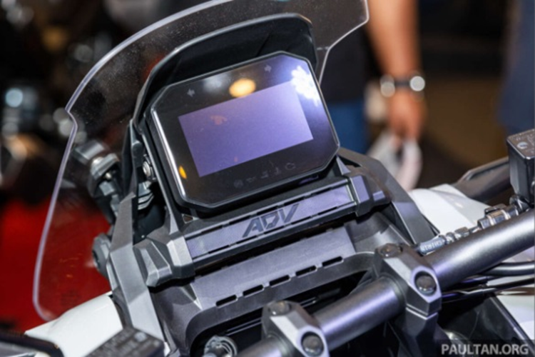 Ngoài ra, kính chắn gió trước cao có thể điều chỉnh điện 4 cấp độ đảm bảo tối ưu chắn gió trong các điều kiện vận hành khác nhau. ADV 350 2024 còn có cụm đồng hồ kỹ thuật số toàn phần hiển thị đầy đủ các thông số.