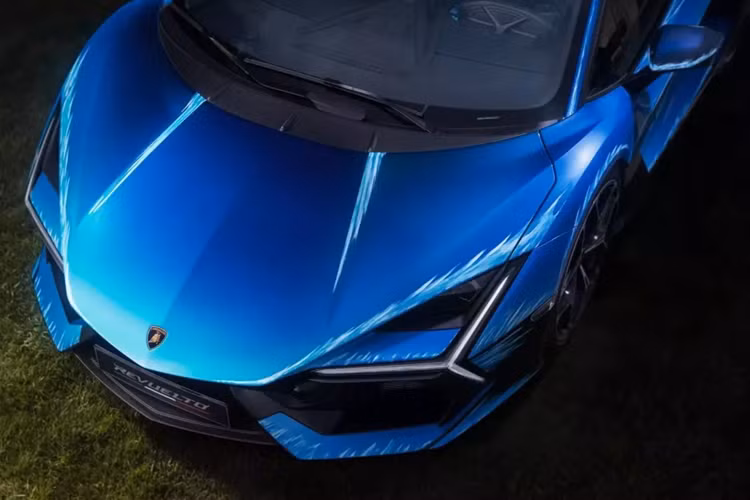 Điều đặc biệt là lớp sơn ngoại thất trên chiếc siêu xe Lamborghini Revuelto Opera Unica này đã tốn 475 giờ để hoàn thành, tức 20 ngày làm việc. Các chuyên gia của hãng đã pha trộn 3 màu sắc xanh mang tên gọi Blu Tawaret, Blu Cepheus và Blu Okeanos.
