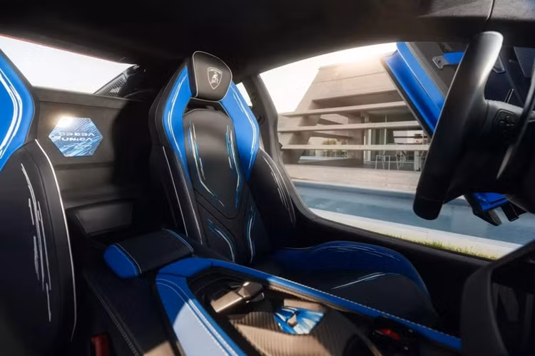 Đồng thời lại tạo ra công suất tối đa lớn hơn, đạt 825 mã lực tại tua máy 9.250 vòng/phút, cao hơn 125 mã lực so với Aventador. Kết hợp với mô-tơ điện, động cơ của siêu xe này tạo ra công suất tổng cộng 1.015 mã lực.