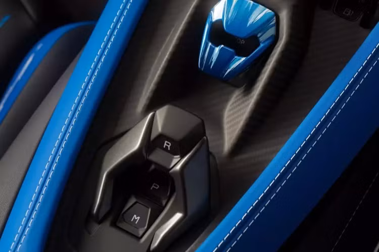 Trước đó vào năm 2023, hãng này cũng đã cho ra mắt chiếc xe Lamborghini Revuelto Opera Unica với màu sơn tùy chỉnh mất 18 ngày thực hiện, việc xuất hiện các độc bản trong dải sản phẩm Opera Unica cho thấy, hãng xe Ý đang thúc đẩy chương trình cá nhân hóa mang tên Ad Personam của mình.