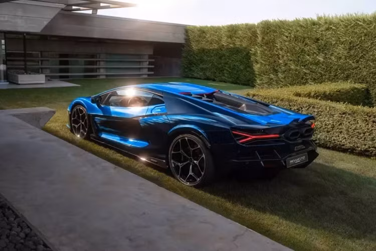 Đây là siêu xe thương mại đầu tiên của hãng Lamborghini có công suất tối đa vượt ngưỡng 1.000 mã lực. Những thông số ấn tượng trên đã giúp cho siêu xe Lamborghini Revuelto LB744 có thể tăng tốc từ vị trí xuất phát lên 100 km/h trong thời gian 2,5 giây, từ 0-200 km/h trong thời gian dưới 7 giây và đạt vận tốc tối đa 350 km/h.