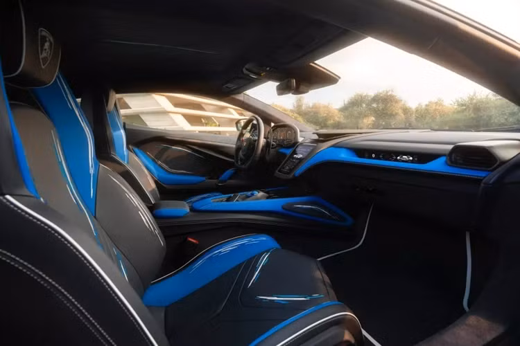 Là siêu xe thương mại đầu tiên của Lamborghini được trang bị hệ truyền động plug-in hybrid (PHEV), vì thế, Revuelto nhận được nhiều sự quan tâm, trong đó, siêu bò này dù vẫn dùng máy xăng V12 như các bản đàn anh nhưng lại nhẹ hơn 17 kg