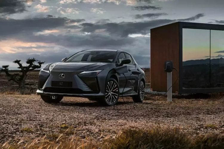 Mức giá xe Lexus RZ 2025 rẻ hơn 11.200 đô la, khoảng 266 triệu đồng so với phiên bản trước và điều đó có nghĩa là RZ 2025 rẻ hơn Toyota bZ4X 2024. Mẫu xe sau có giá khởi điểm là 43.070 đô la và có phí vận chuyển là 1.395 đô la, tổng cộng là 44.465 đô la, gần 1,05 tỷ đồng.